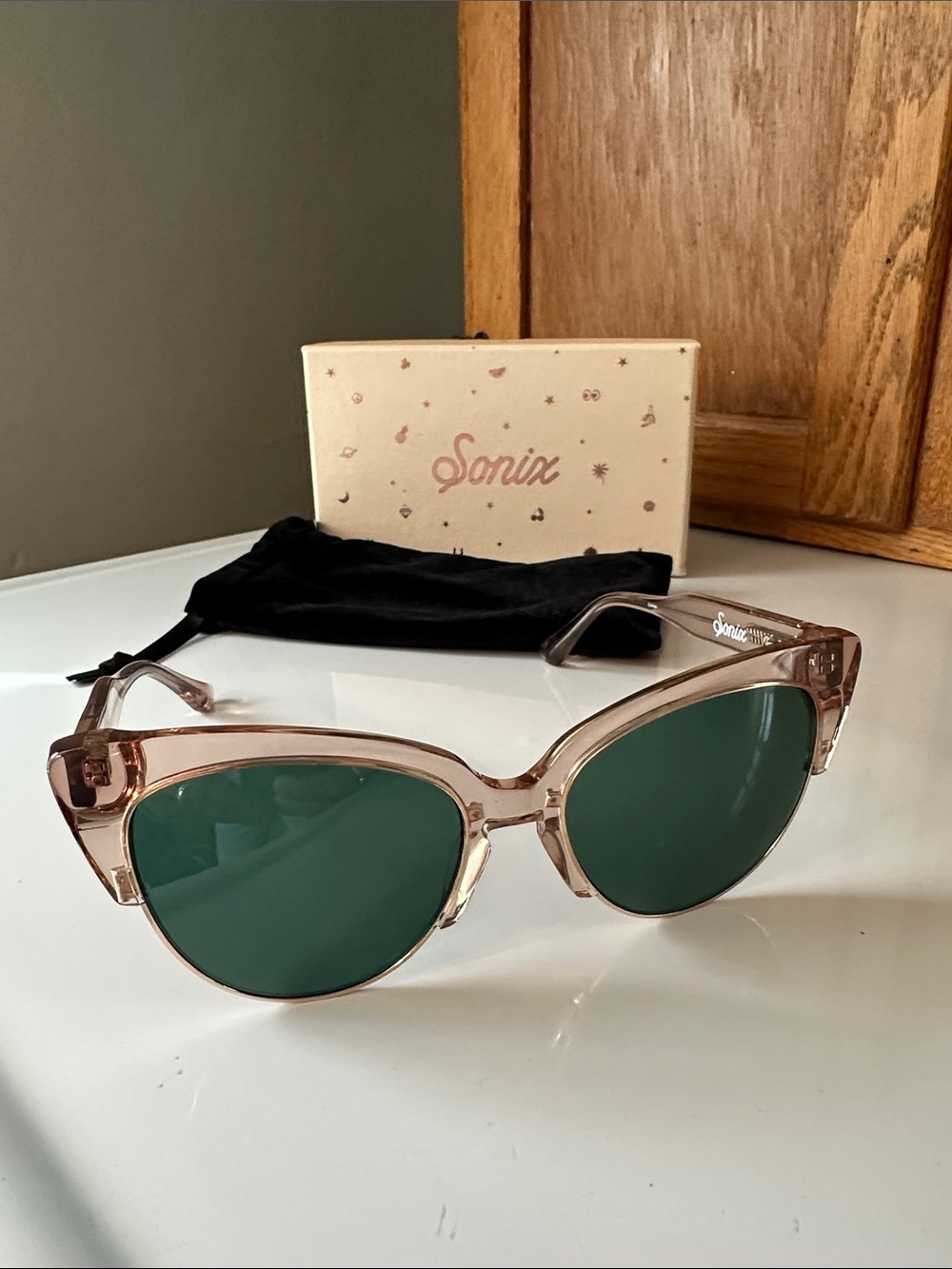 NWT Sonix Dafni Mauve Transparent Cat Eye Sunglasses with Green Lenses